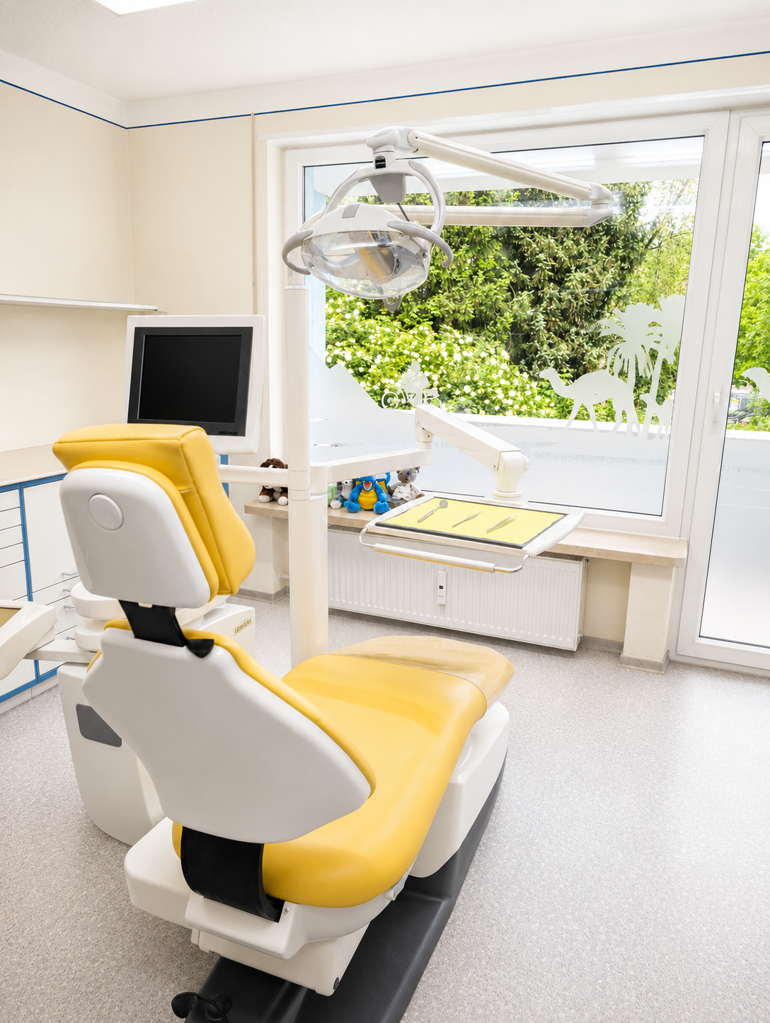 Gelbes Behandlungszimmer mit Gartenblick